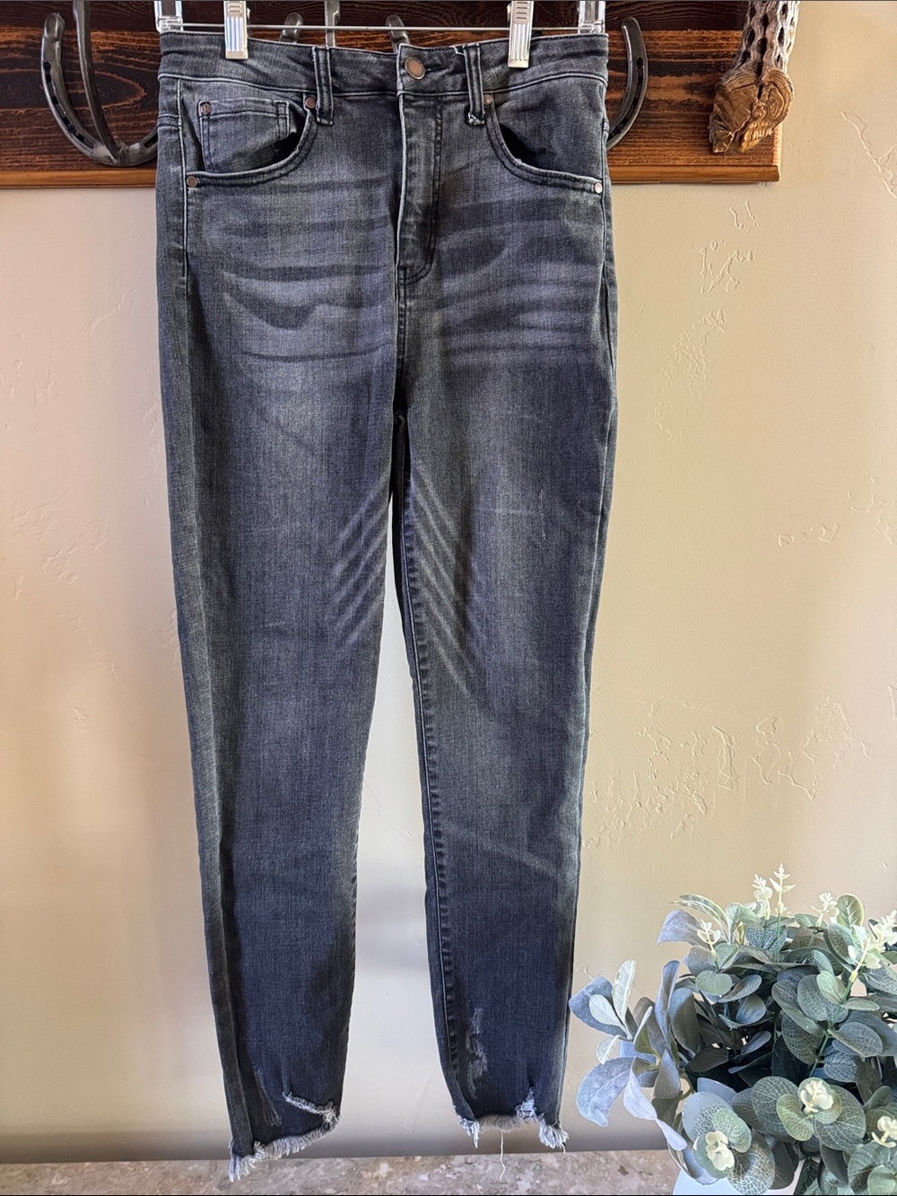 Risen High-Rise Skinny Jeans in Washed Black
